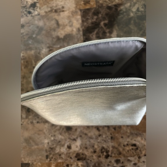 Neostrata Cosmetic Bag Small Silver Zip Closure Beauty Accessories Makeup New - Picture 3 of 6